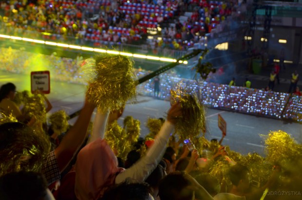 Singapur, parada Chingay 2015, zabawa na trybunach