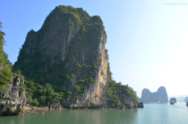 Wietnam, Halong Bay, rejs statkiem wśród skał, skałek, wysepek 