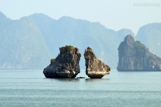 Wietnam, Halong Bay, rejs statkiem wśród skał, skałek, wysepek