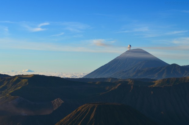 Indonezja, wyspa Java, okolice wulkanu Bromo, wulkan puścił bąka ;)