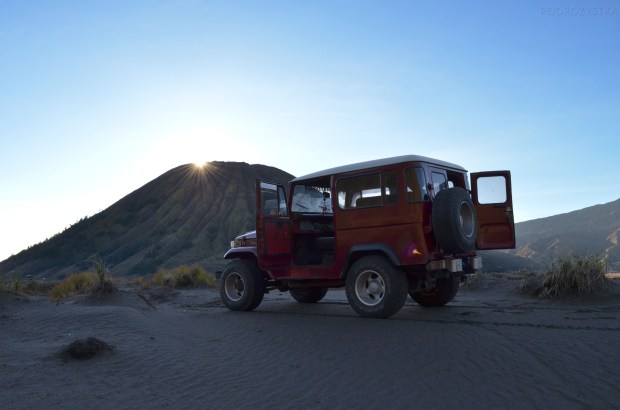Indonezja, wyspa Java, okolice wulkanu Bromo, metalowy rumak na pustyni pyłu wulkanicznego