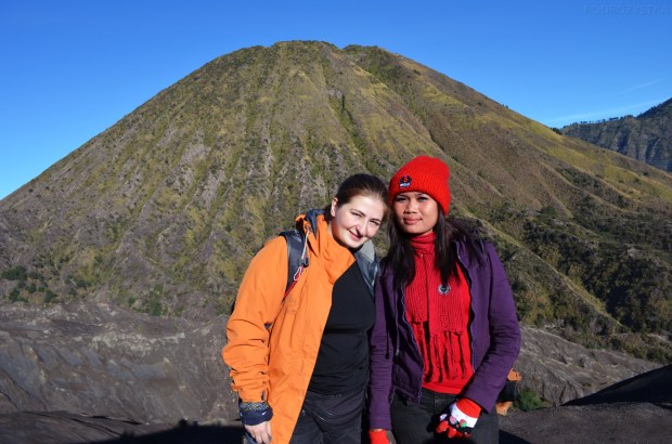 Indonezja, wyspa Java, okolice wulkanu Bromo, jedna z wielu osób, które chciały mieć z nami zdjęcie - sława dopadnie Cię wszędzie! :D