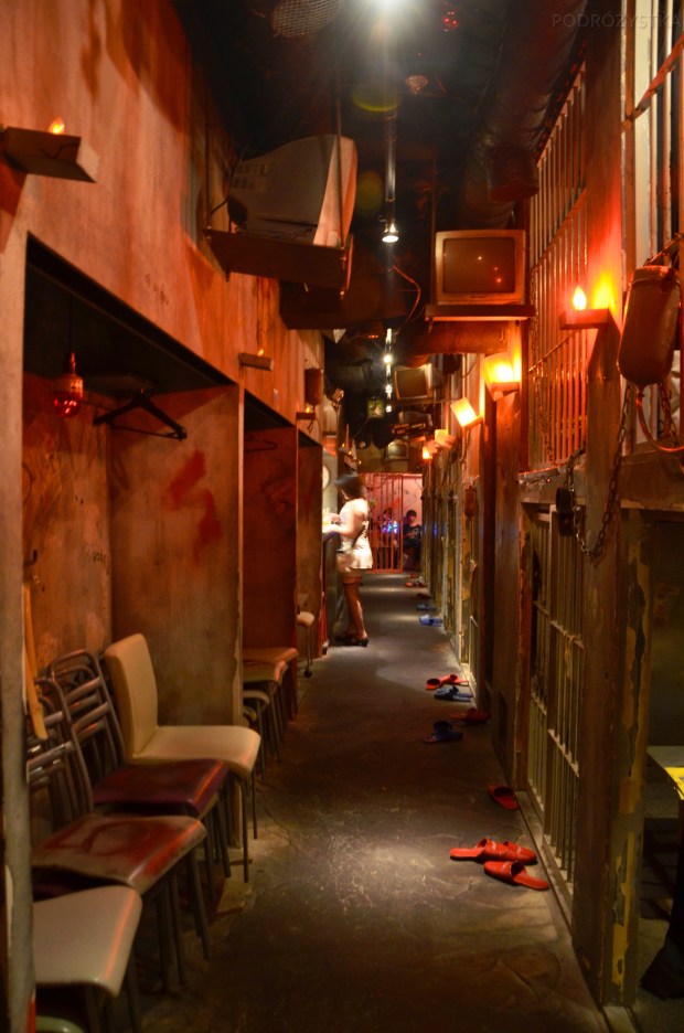 Japonia, Tokio, korytarz w pubie korytarz w Alcatraz E.R.