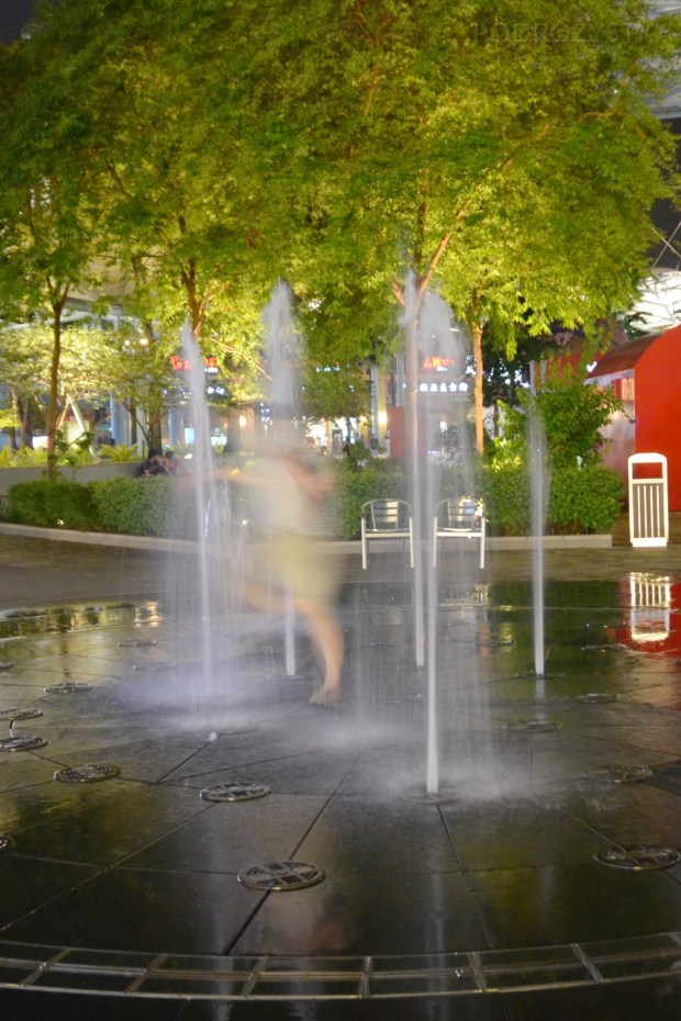 Singapur, Sentosa, biegi przez fontannę ;)