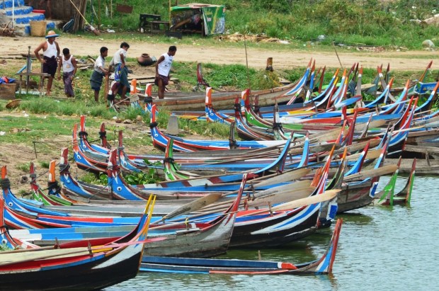 Birma, Amarapura, lokalne czółenka przy U-Bein Bridge