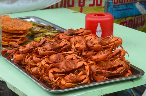 Birma, Amarapura, przekąski przy U-Bein Bridge