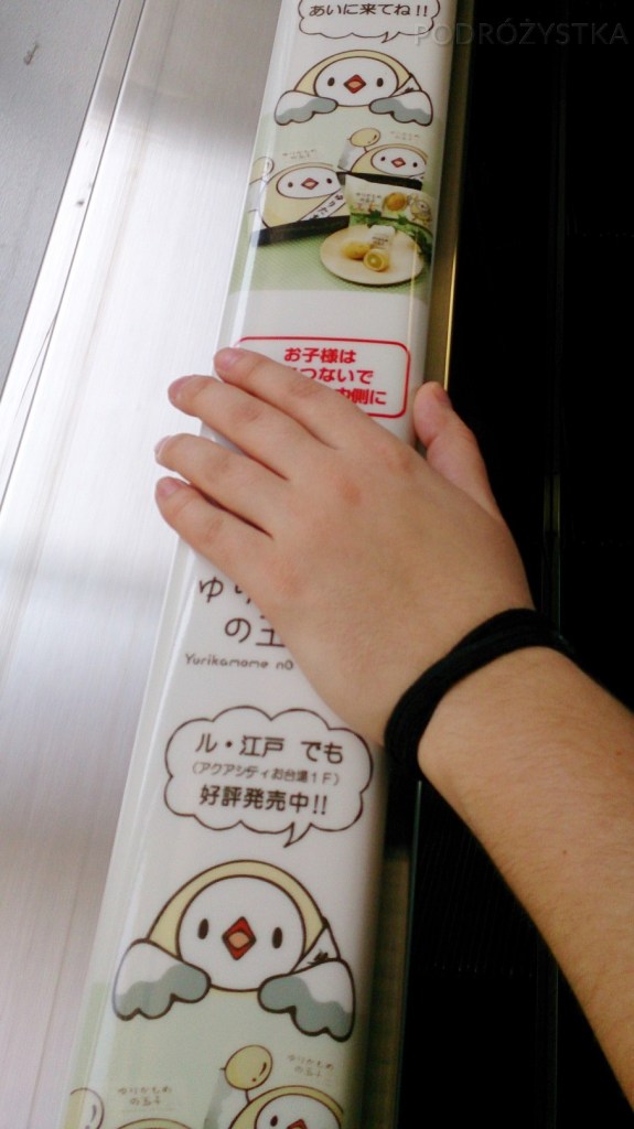 Japonia, Tokio, reklamy na poręczach ruchomych schodów