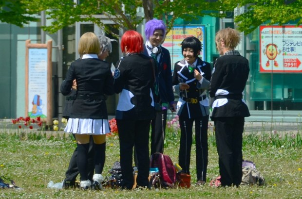 Japonia, Tokio, młodzież w parku przy Miraikan