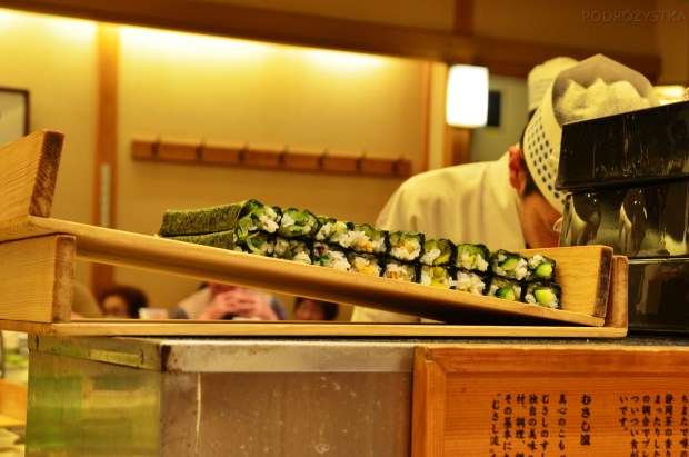 Japonia, sushi maki czekają na pocięcie