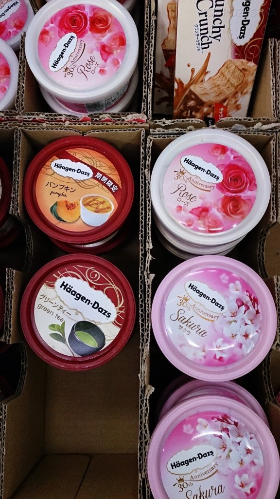 Japonia, lody: dyniowe, różane, zielona herbata, kwiat wiśni