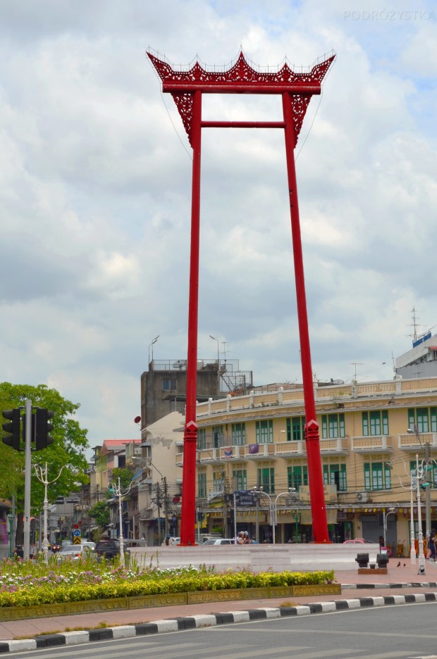 Tajlandia, Bangkok, The Giant Swing (Red Gate, czerwona brama) przed świątynią Wat Suthat