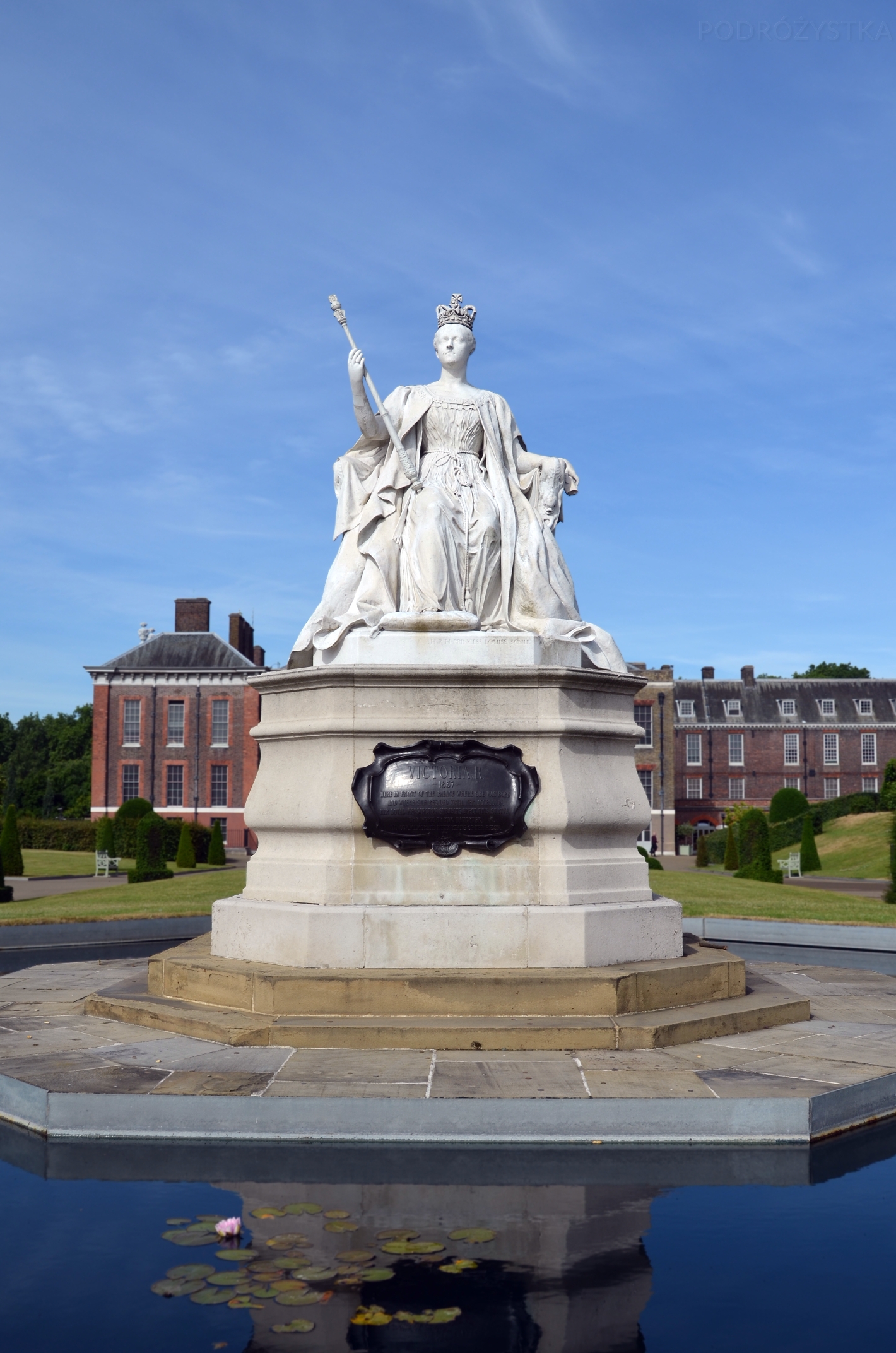 UK_I_12_Queen_Victoria_Statue_in_front_of_Kensington_Palace_50_size_watermark